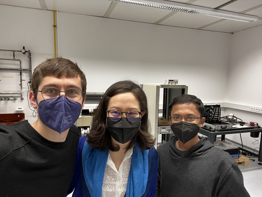 From left to rigth: Tim Menke, Angela and Ashish with masks on standing in the lab